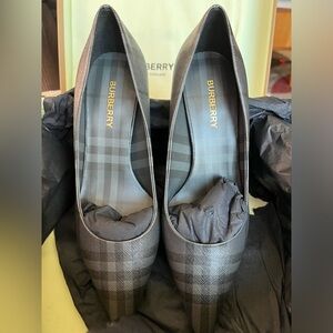 Burberry Women’s Aubri pumps Charcoal check